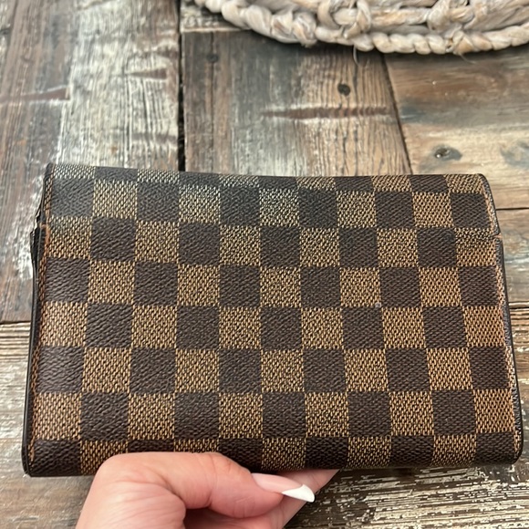 Louis Vuitton Damier Ebene Pattern Sarah Wallet - Picture 7 of 10